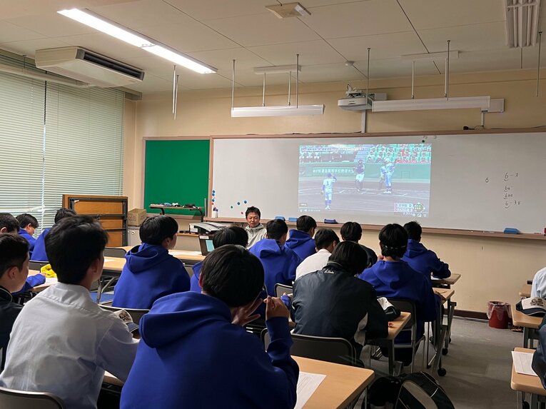 センバツの映像を使ったミーティングの様子　©Takeshi Shimizu