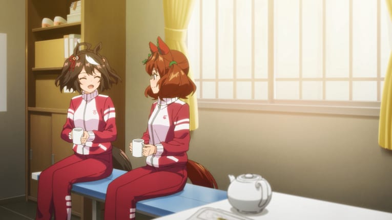 クモ茶を入れたカップを手に話し合うキタサンブラックとナイスネイチャ　©2023 アニメ「ウマ娘 プリティーダービー Season 3」製作委員会