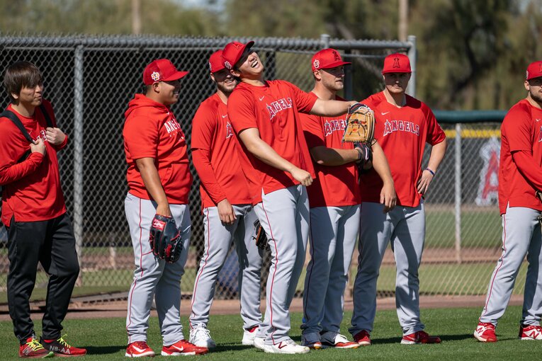 ベネズエラのホセ・スアレス投手とじゃれあう大谷、水原一平通訳が見守る　©Nanae Suzuki