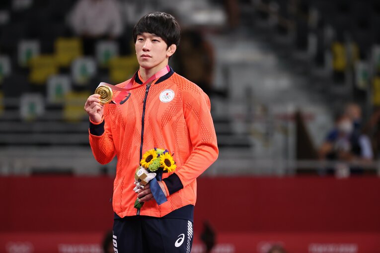 金メダルを掲げた乙黒