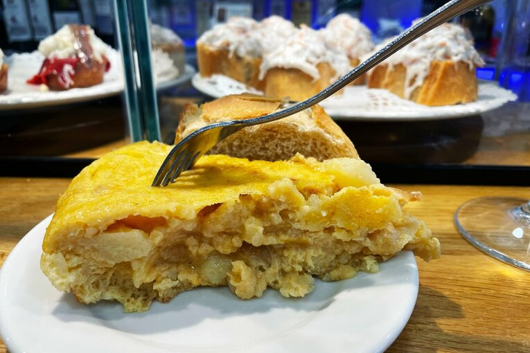 バルサを苦しめた久保建英にチャビ監督「素晴らしい」、だが結末は悲劇…撮影前「タケが2点取って勝つ」地元バル店長の愛に沁みる重責(23)