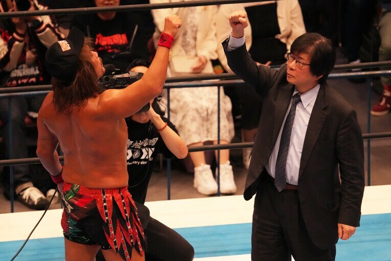 プレゼンターとしてリングに上がった木谷高明オーナーにポーズを強要する内藤哲也　©Essei Hara