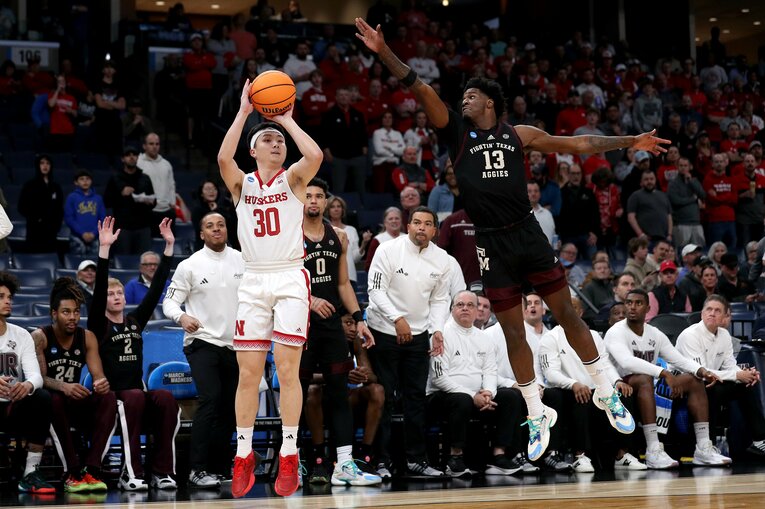 大きな注目が集まるNCAAトーナメントのコートに立った富永　©️Getty Images