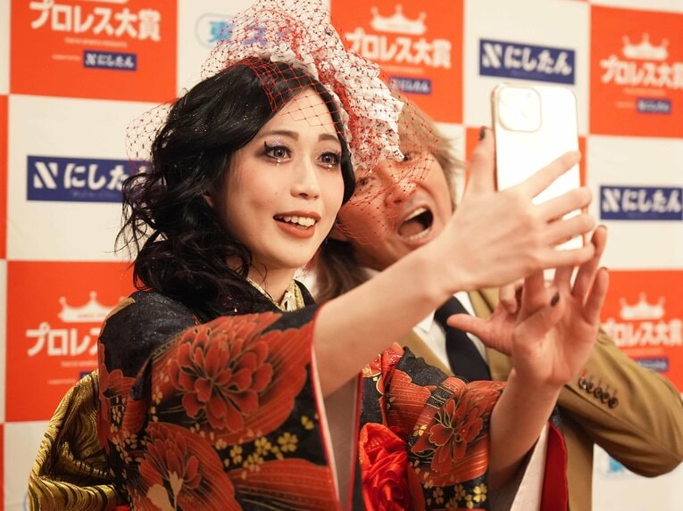 棚橋弘至とセルフィーを撮る上谷沙弥　©Essei Hara