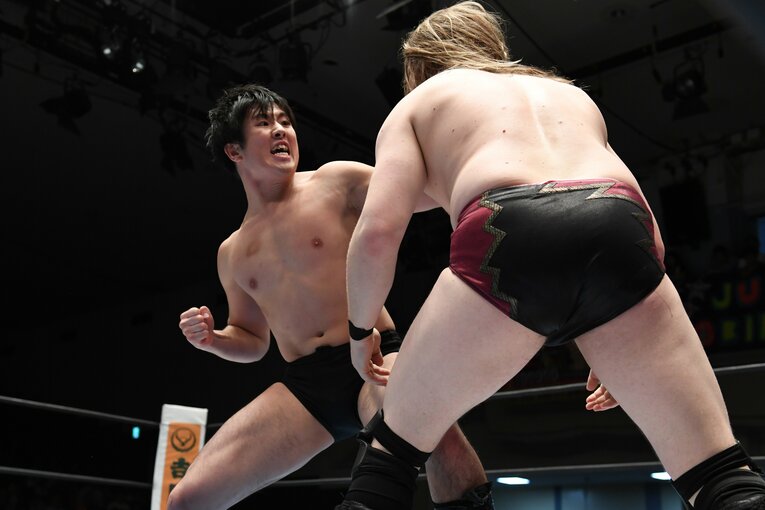 2017年10月30日、後楽園ホール。デビッド・フィンレーを殴る川人