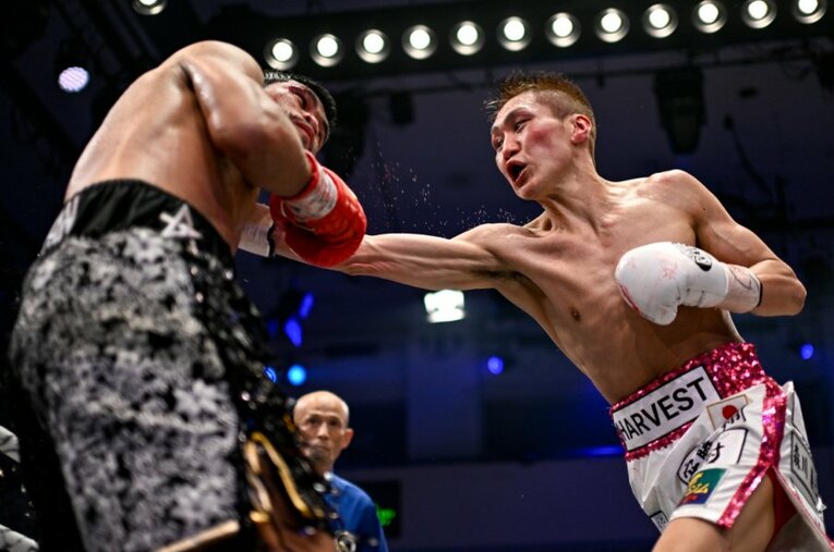 元2団体統一王者マーロン・タパレスを攻める小國以載。苦手なサウスポーを克服してアップセットを成し遂げた ／ photograph by Hiroaki Finito Yamaguchi