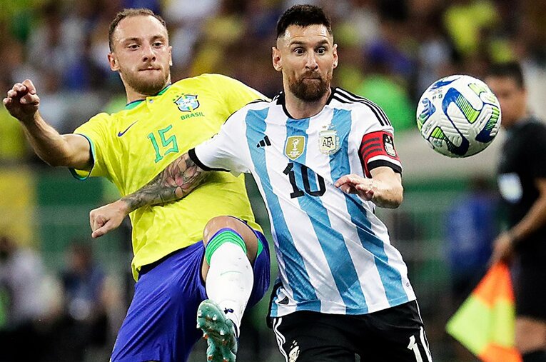 メッシとカルロス・アウグストのデュエル。なぜブラジルはW杯南米予選で不振に陥っているのか ／ photograph by AP/AFLO