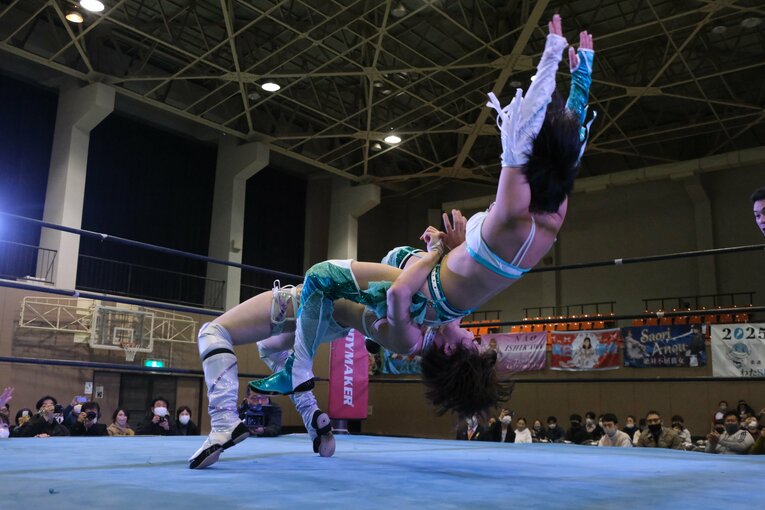 「可憐ですねぇ」人気女子レスラー・安納サオリに観客もウットリ…初の凱旋大会に滋賀が沸いた日「“絶対不屈彼女”は泣かないんです」(26)