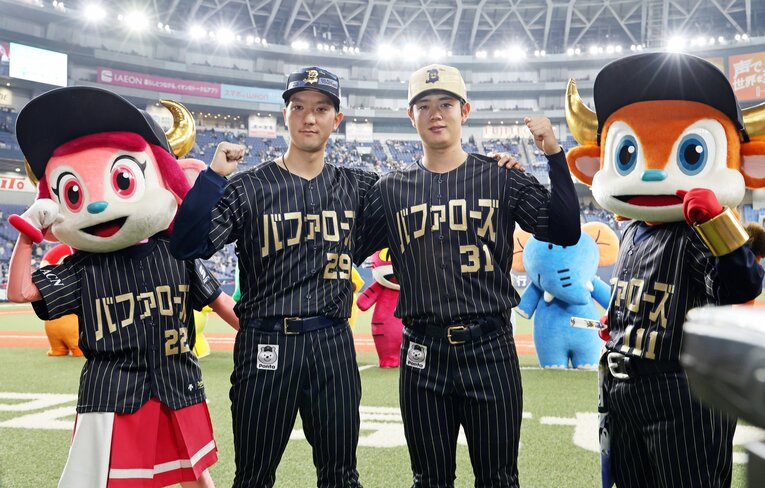 ヒーローインタビューで太田と共にポーズをとる田嶋　©JIJI PRESS