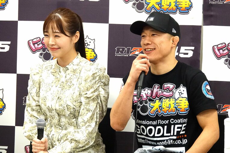 笑顔で取材に応じる川村那月と堀口恭司　©Koji Fuse