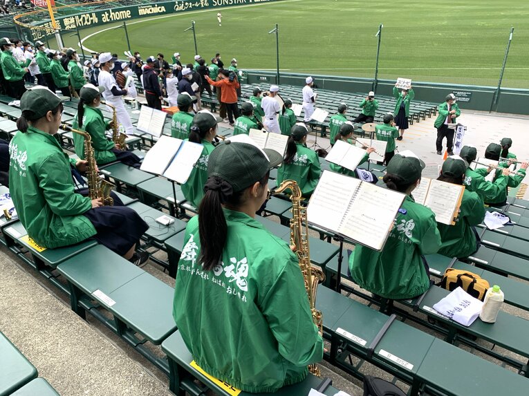昨年のセンバツ、大分舞鶴のアルプススタンド　©Yukiko Umetsu