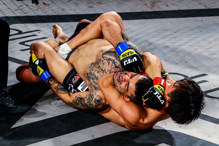 アルフレド・ムアイアドにリアネイキドチョークを極める平良達郎　©Susumu Nagao