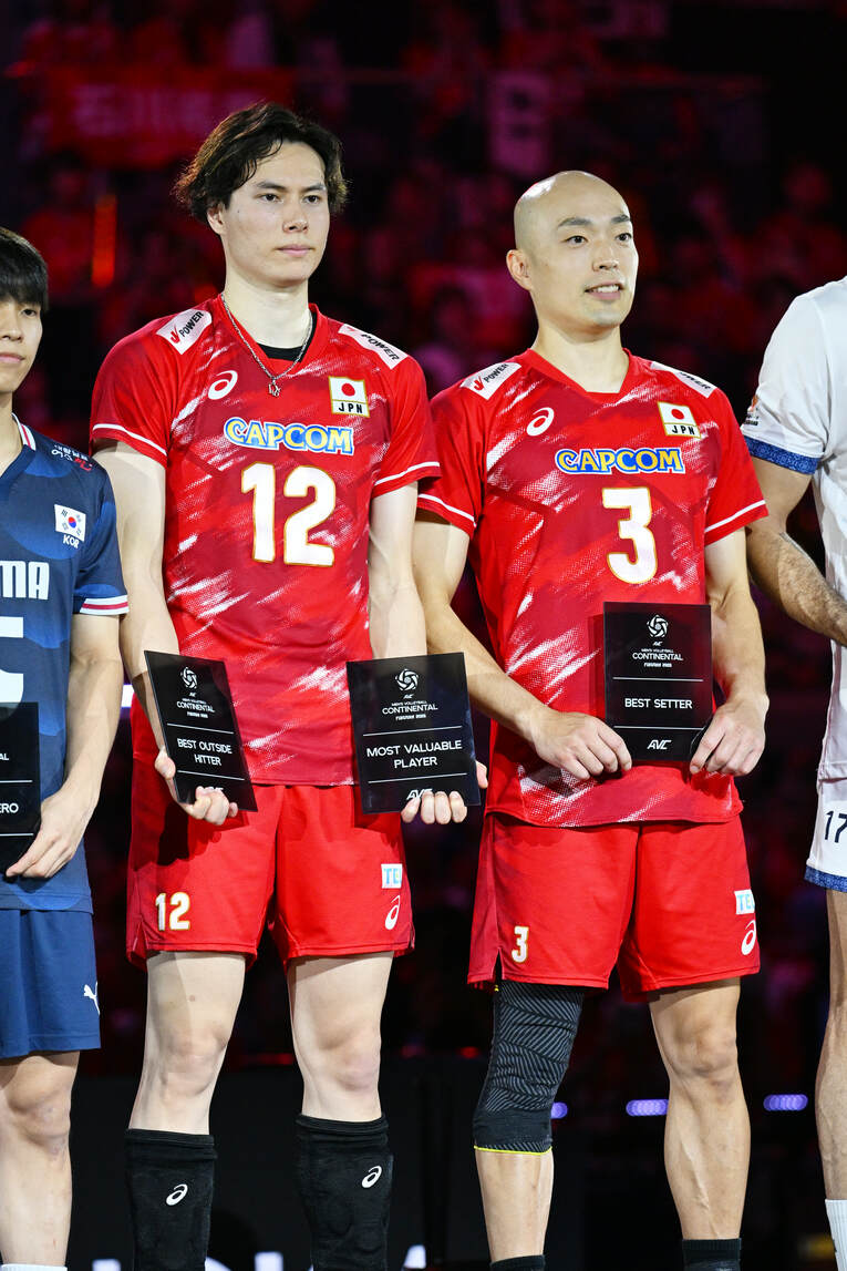 大会MVPとベストアウトサイドヒッターに選出された高橋藍、ベストセッターに選出された深津英臣　©︎JVA/AFLO SPORT