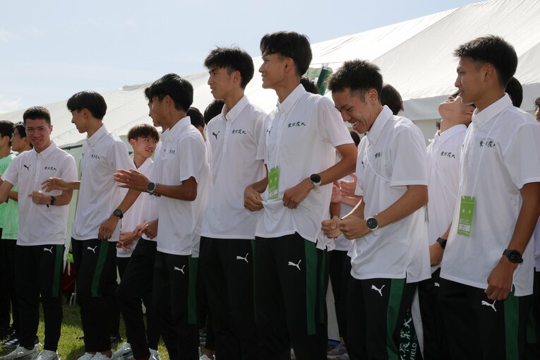 昨年1秒差で涙をのんだ東農大は今年は6位通過。歓喜のガッツポーズの瞬間　©Shigeki Yamamoto