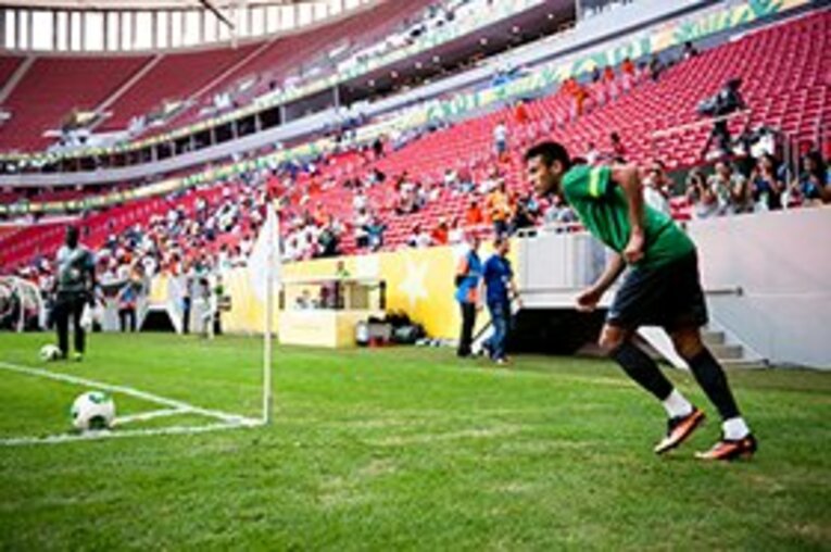 催涙スプレーと鈍かったセレソン――。ブラジルに負けて「がっかり」の贅沢。 (2)