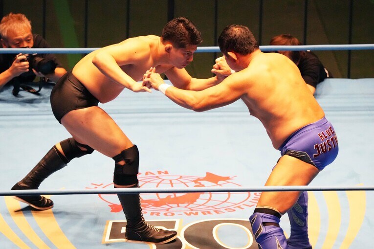 安齊勇馬のデビュー戦。永田裕志とのロックアップ