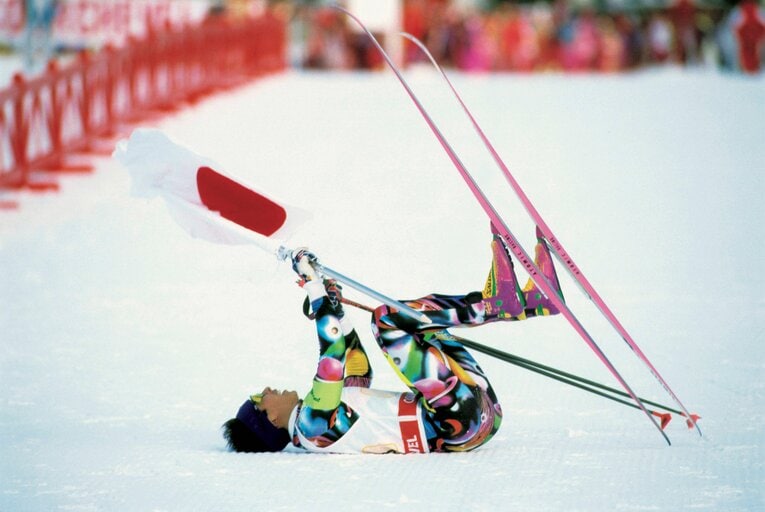 1992年アルベールビル五輪・ノルディック複合団体で金メダルを獲得し、喜ぶ荻原健司　©︎AFLO