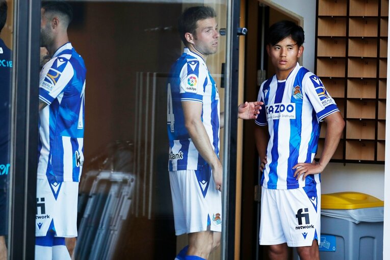 「クボは絶対フィットできる」現地ファンが期待… ソシエダ久保建英のユニ姿・力強さを日本人カメラマンがいち早く撮った〈子供に神対応〉(17)