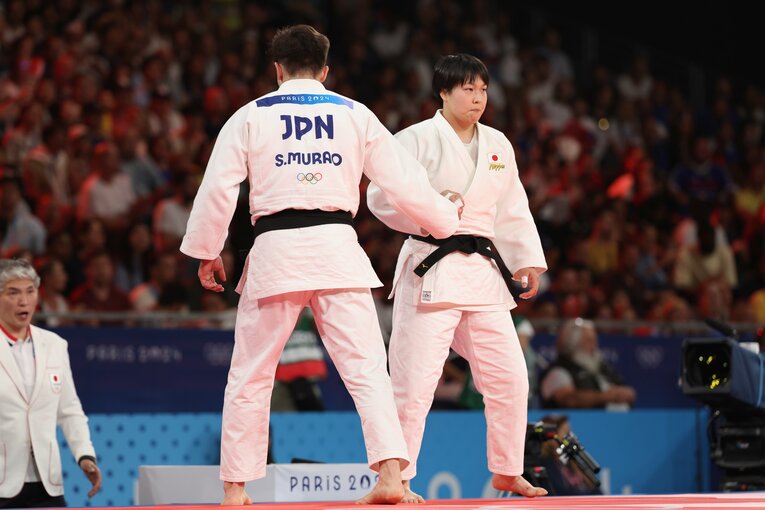 混合団体戦決勝、二番手の高山莉加にタッチする村尾三四郎　©Tetsuya Higashikawa/JMPA