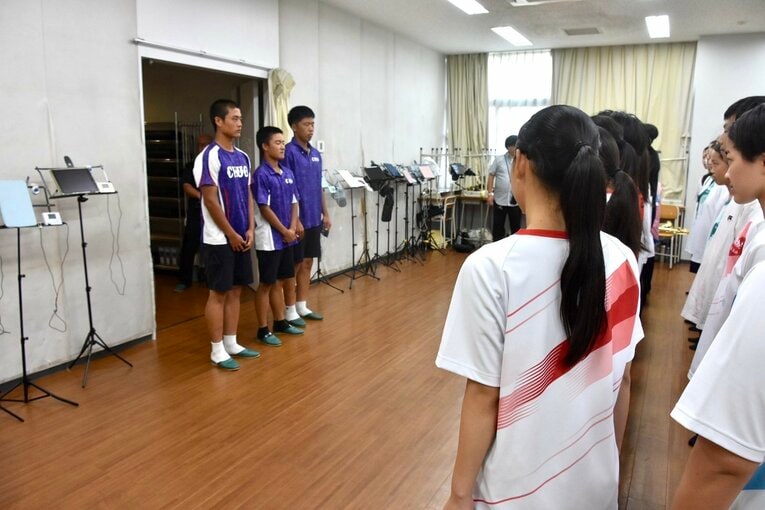 東邦高校に挨拶に訪れた豊橋中央野球部（写真=東邦高校マーチングバンド部提供）