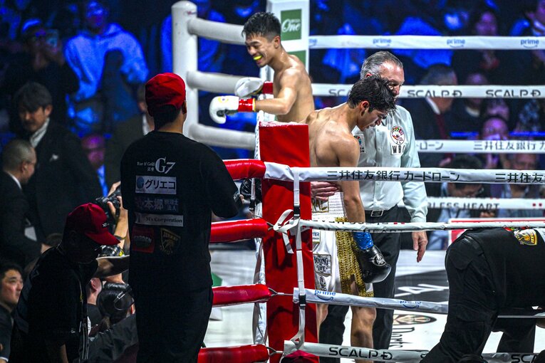 中谷潤人vs.ダビド・クエジャル、衝撃KOの連続写真（8枚目／全8枚） ©Takuya Sugiyama