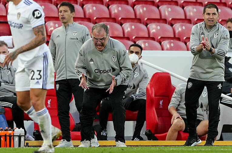 リバプール戦でテクニカルエリアからチームに指示を叫ぶビエルサ ／ photograph by Getty Images