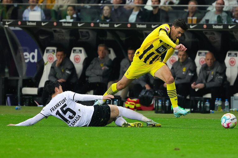 鎌田のスライディング　©Getty Images