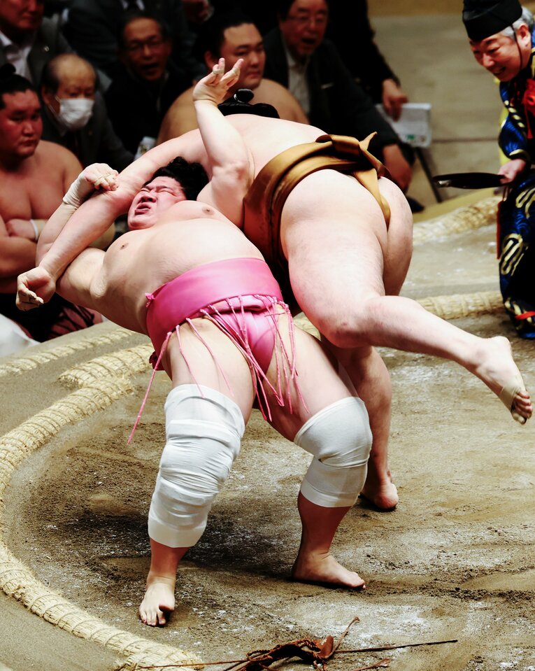 初場所千秋楽、宇良（左）は竜電を「伝え反り」で下した　©JIJI PRESS