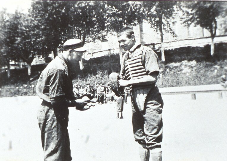 1912年撮影。左利きのキャッチャーだった時代　©Getty Images