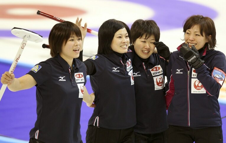 2013年、ソチ五輪出場を決めた際の（左から）小野寺、船山、苫米地美智子、小笠原　©JIJI PRESS