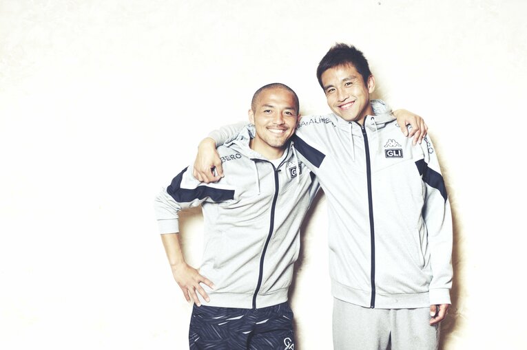 2015年、同い年の盟友・小野伸二との対談　©Asami Enomoto