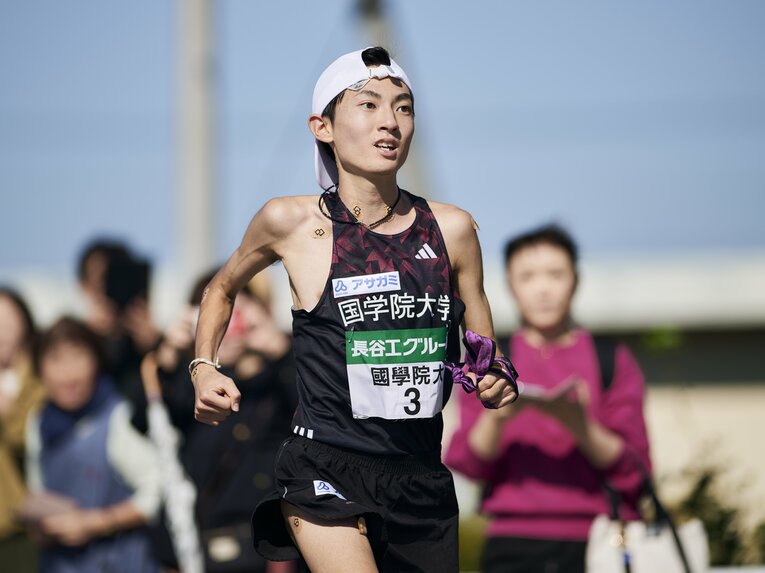 第56回全日本大学駅伝、当日変更で7区を走った國學院大・平林清澄（4年）は青学大・太田蒼生と激しくトップを争うも2位で襷を渡す　©Yuki Suenaga