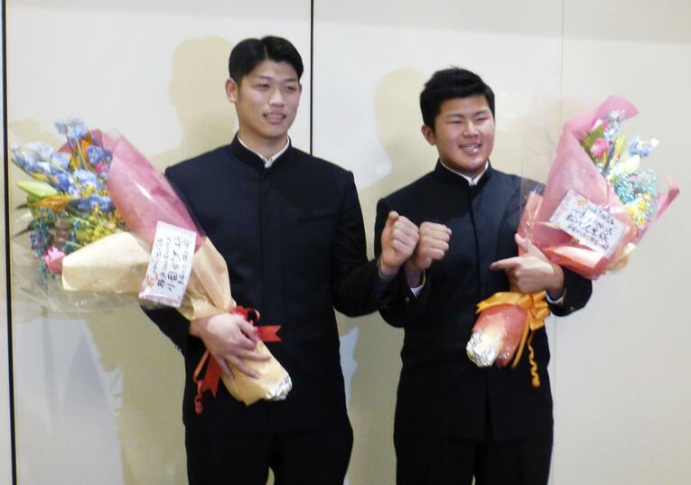 ドラフト1位指名を受けた小園と松川。写真は2021年12月、貝塚ヤングの激励会に出席した際の様子 ©KYODO