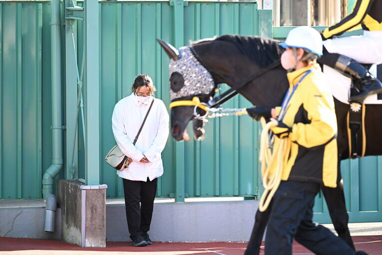 所属馬に頭を下げて、送り出す平山調教師　©Keiji Ishikawa