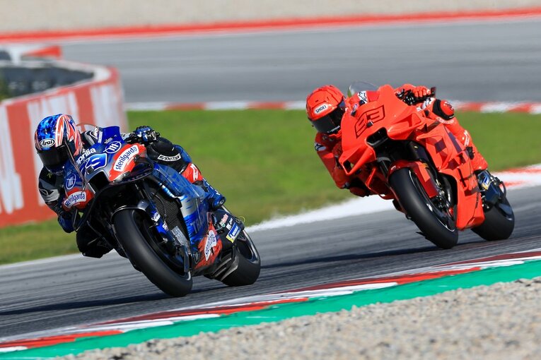 真っ赤なマルケス（右）とランデブー走行する小椋　©Satoshi Endo