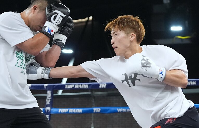 弟・井上拓真との軽いスパーリング　©Naoki Fukuda