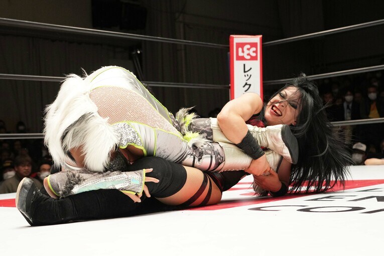 ステファニー・バッケルにフォールされてしまったジュリア　©Essei Hara