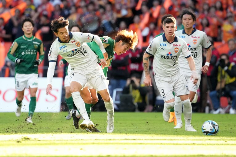 貪欲にボールを追いかける染野唯月　©Masashi Hara