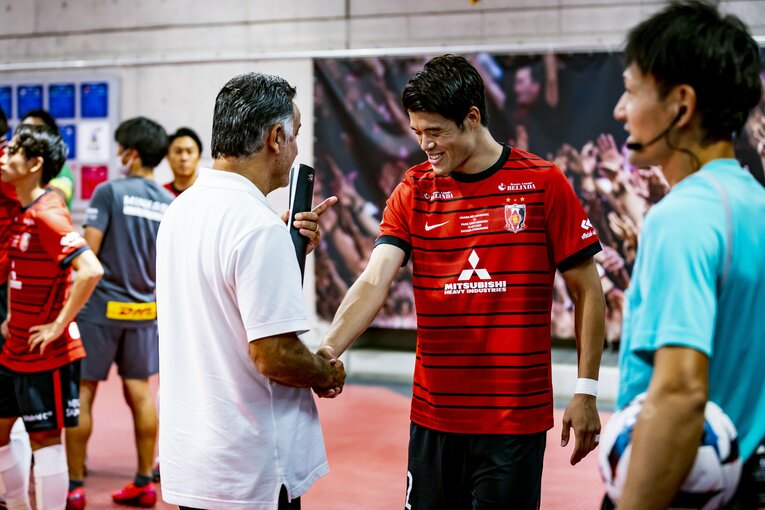 試合前、酒井はガルティエ監督と握手　©Kiichi Matsumoto