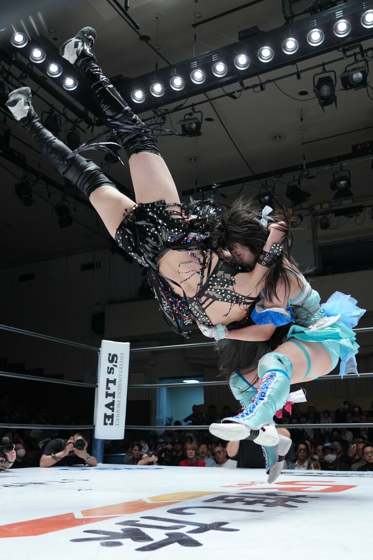 みちのくドライバーでで上谷沙弥を叩きつける上谷沙弥　©Essei Hara