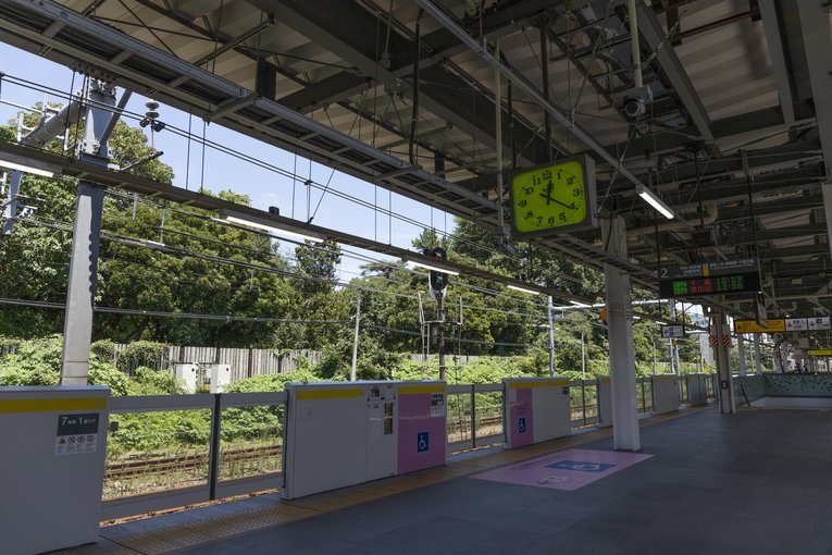 単式ホーム2面2線のJR千駄ケ谷駅