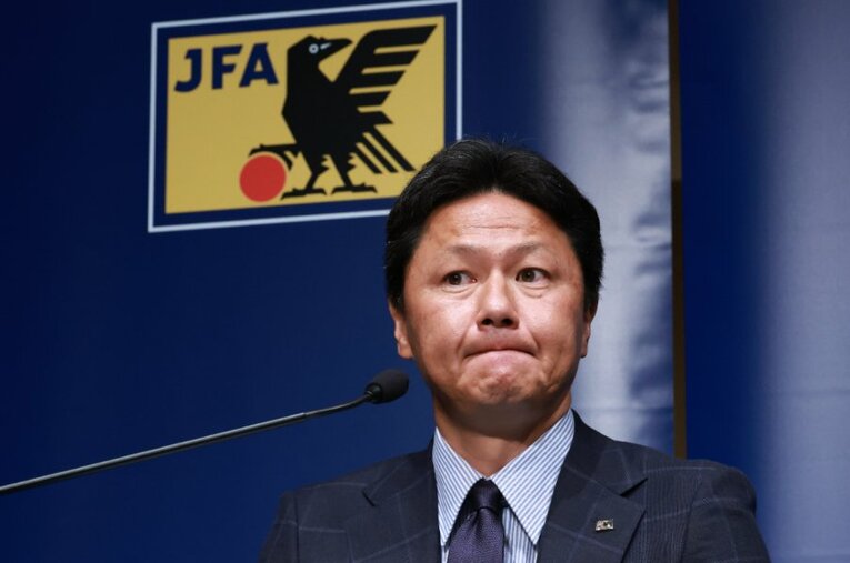 7月3日、パリ五輪のメンバー発表会見に臨んだU-23日本代表の大岩剛監督。言葉の端々に選考の難しさと選手たちへの配慮をにじませた ／ photograph by JIJI PRESS