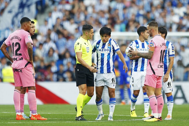 「KUBOコール」や「武房、シャツくれませんか」日本語メッセージの少年、猛プレスに感謝のハグ…“久保建英リーガ100戦目の進化”を撮った(10)