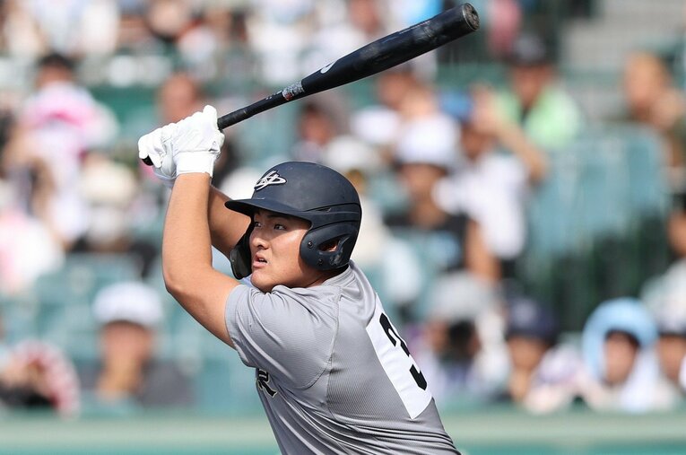 初戦の宇部鴻城戦、4回裏無死二塁から先制の適時打を放つ佐々木麟太郎。甲子園での初打点となった　 ／ photograph by JIJI PRESS