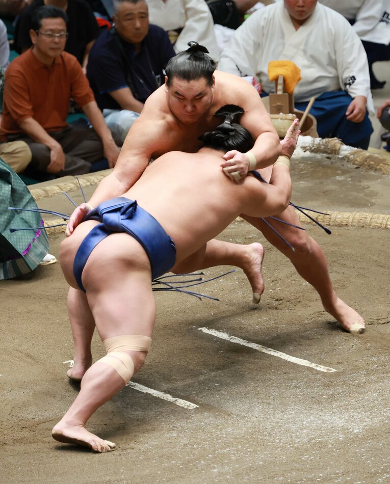 9月場所14日目、豊昇龍（右）は立ち合いでまさかの“変化”【1枚目／全3枚】　©JIJI PRESS