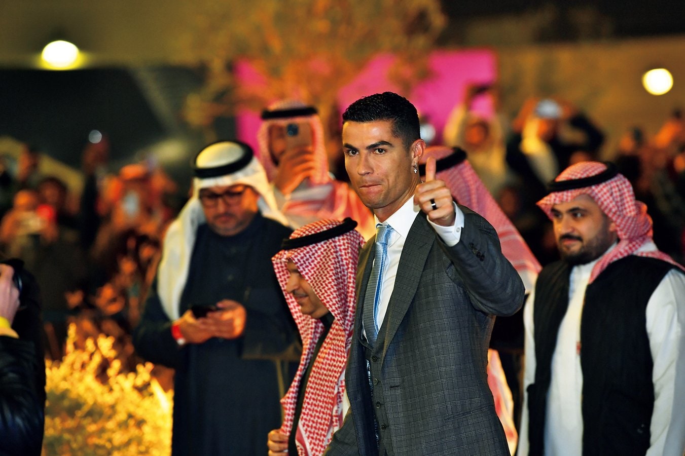 もはやうらやましいとも感じない」サウジアラビアでのロナウドの年俸「1秒で1000円」＜金持ちアスリートの心はどこに？＞ | NumberPREMIER  - ナンバープレミア