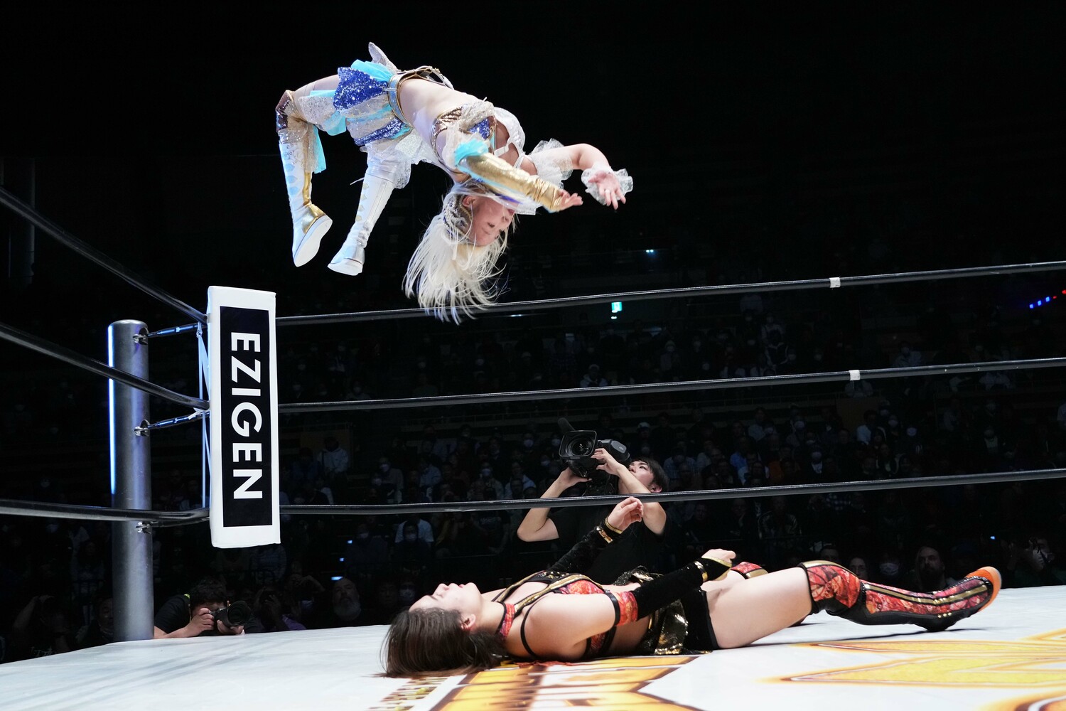 ムーンサルトプレスを決めるビクトリア弓月。2025年1月3日、大田区総合体育館 ©Essei Hara