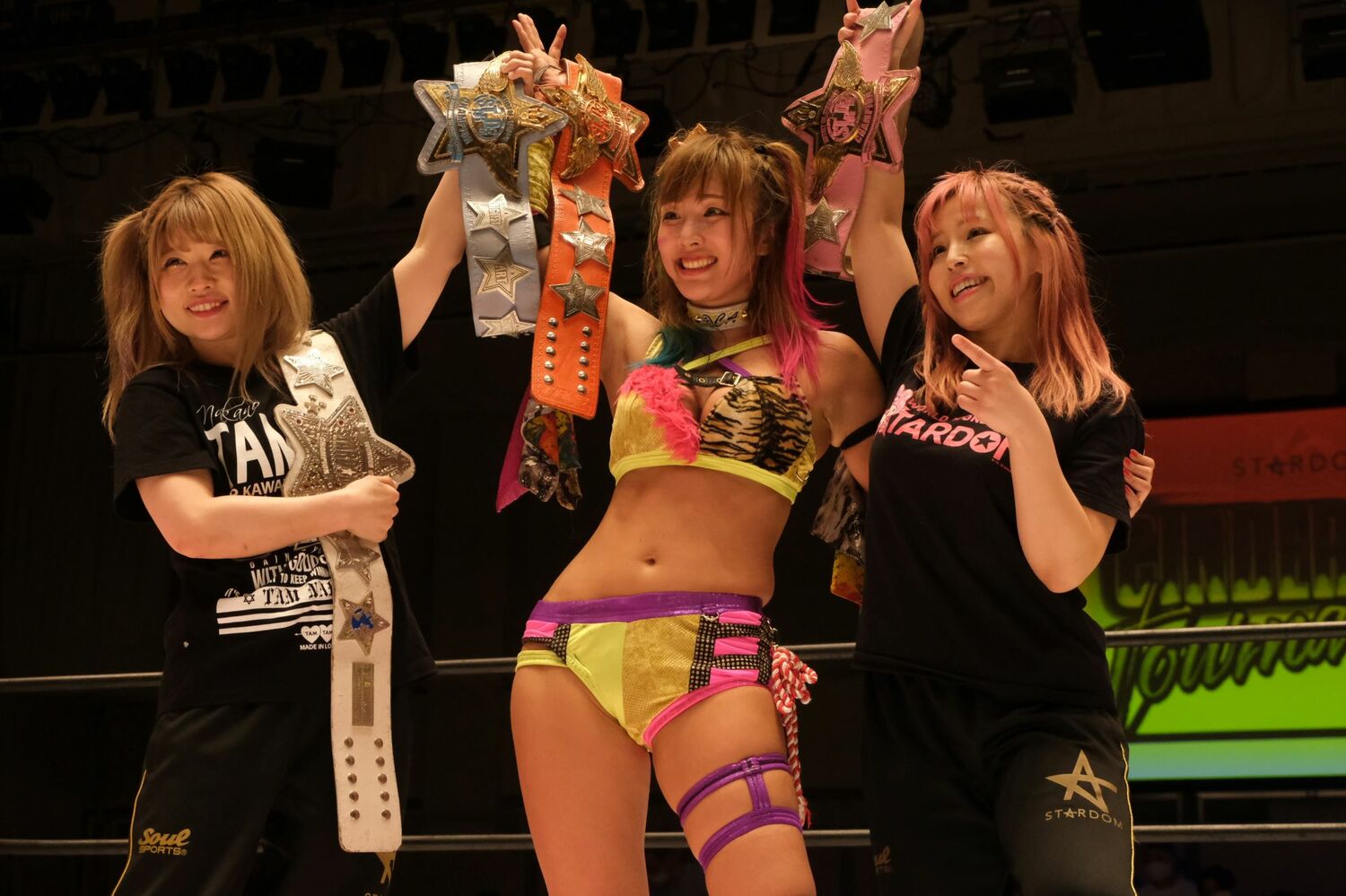 中野たむ（左）、白川未奈（右）に称えられるウナギ