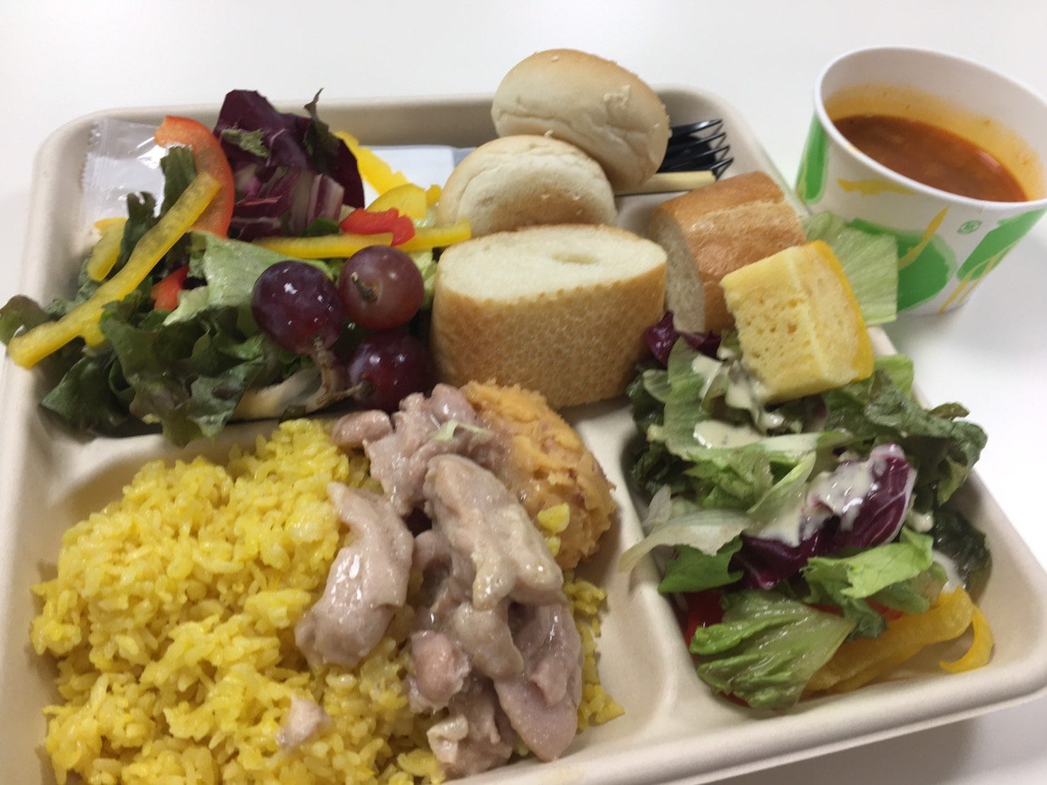 こちらは4年前、日本大会の「メディア食堂」での温かい食事