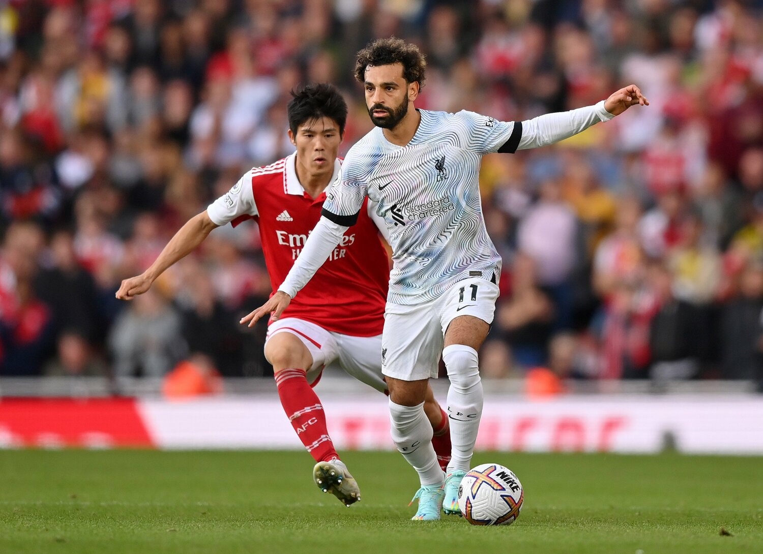 10月9日（現地）のリバプール戦。左SBでフル出場した冨安はサラーを完璧に抑え込み、勝利に貢献した　©Getty Image